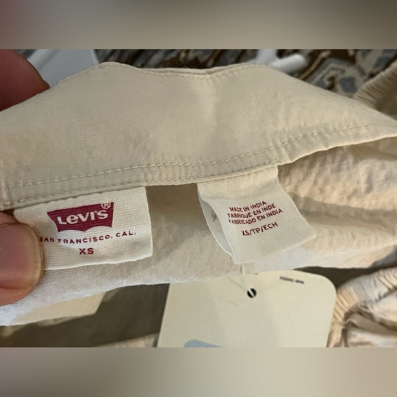 NWT Levi's Women's Beige Yvie Puff 3/4 Sleeve Cropped Blouse size XS - Picture 3 of 3